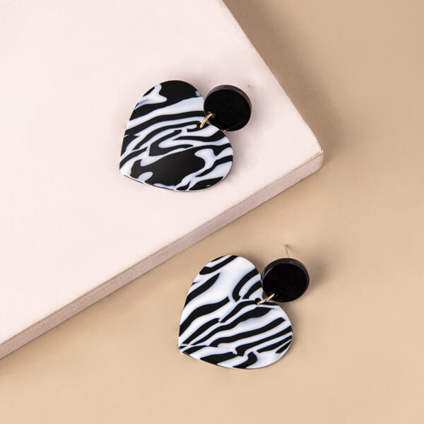 Chic Black & White Zebra Print Heart Acrylic Earrings Women - Image 2