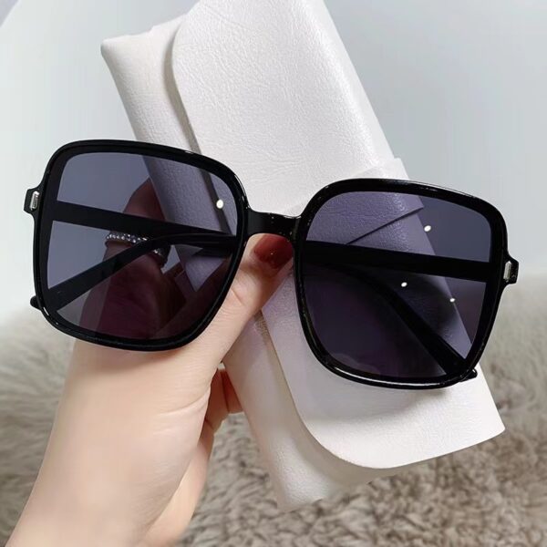 Trendy Fashion Sunglasses: Oversized Frame Women's UV Protection | Shop Now! - Image 3