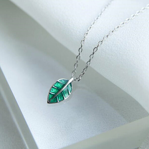 Green Leaf Epoxy Clavicle Necklace