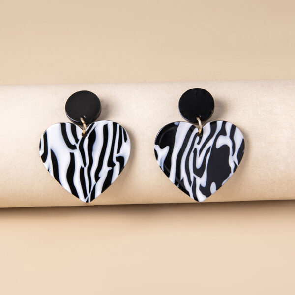 Chic Black & White Zebra Print Heart Acrylic Earrings Women - Image 3