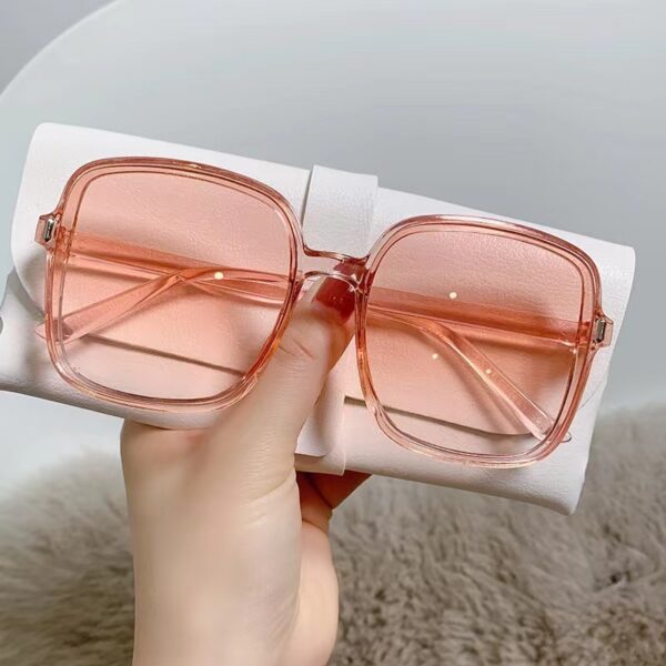 Trendy Fashion Sunglasses: Oversized Frame Women's UV Protection | Shop Now! - Image 4