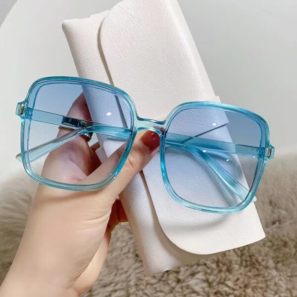 Trendy Fashion Sunglasses: Oversized Frame Women's UV Protection | Shop Now! - Image 6