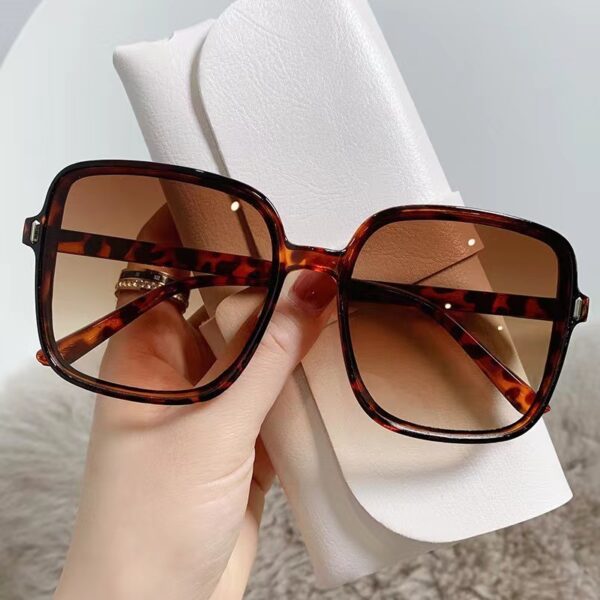 Trendy Fashion Sunglasses: Oversized Frame Women's UV Protection | Shop Now! - Image 2