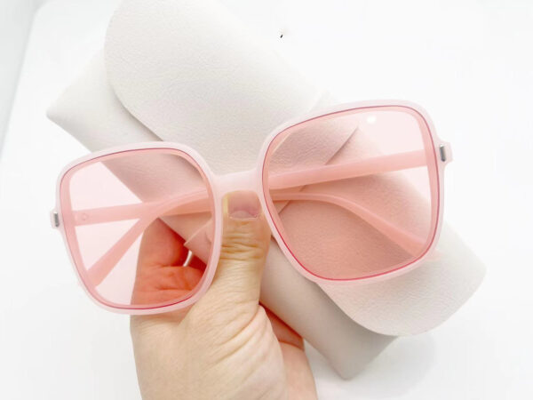 Trendy Fashion Sunglasses: Oversized Frame Women's UV Protection | Shop Now! - Image 7